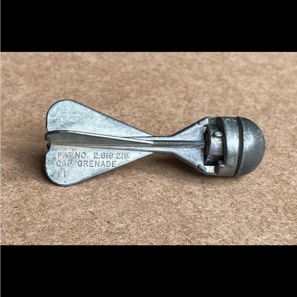 ♥️LOVE BOMB♥️CALLEN MFG. Vintage Metal Cap Grenade Bomb Toy Circa 1960’s 3” - Picture 2 of 7